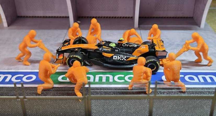Figurky 1:43 - Mechanici Pit stop velká sada 10 ks - oranžová
