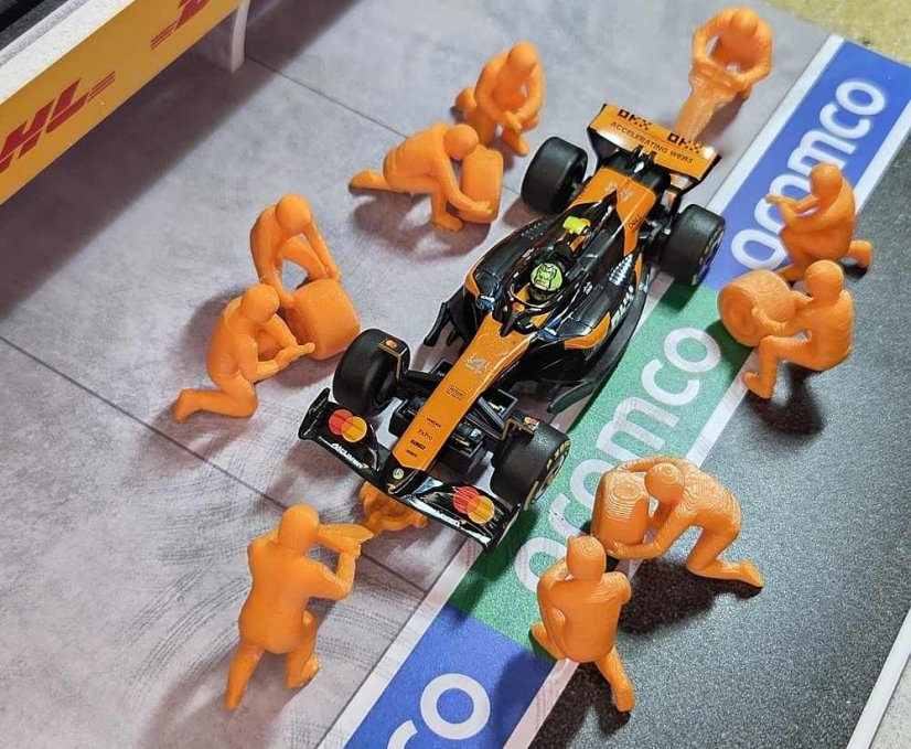 Figurky 1:43 - Mechanici Pit stop velká sada 10 ks - oranžová