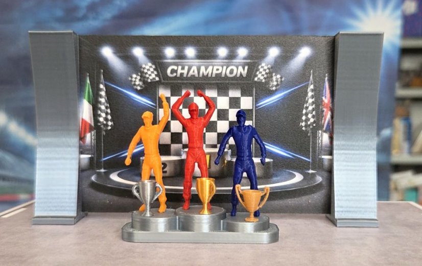 Figurky 1:43 - Stupně vítězů s figurkami a poháry