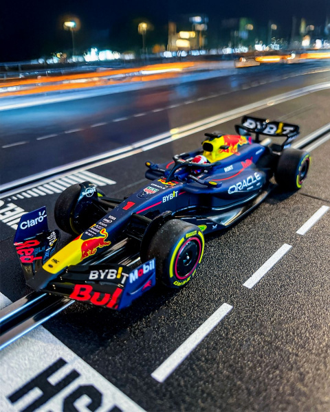 Auto Carrera D132 - 32047 Red Bull Rac. RB20 Checo