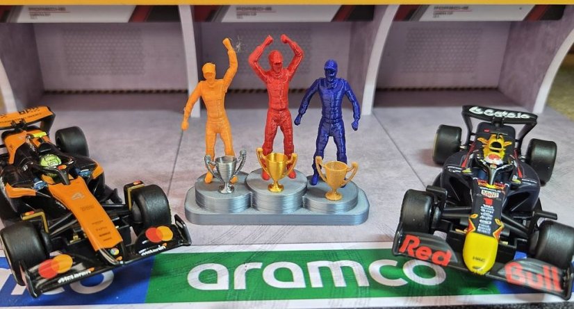 Figurky 1:43 - Stupně vítězů s figurkami a poháry