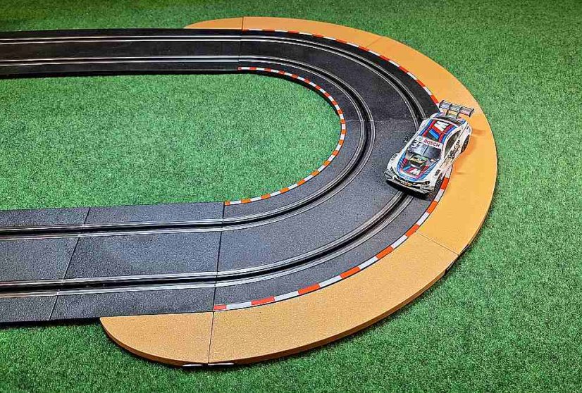 Začátek/ukončení vnější krajnice pro driftování na Carrera GO písková