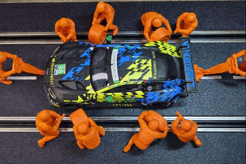 Figurky 1:32 - Mechanici Pit stop velká sada 10 ks - oranžová