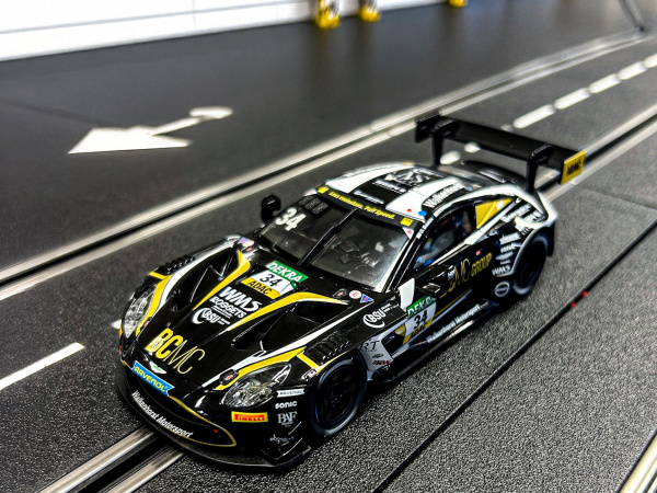 Auto Carrera D132 - 32070 Aston Martin Vantage AMR