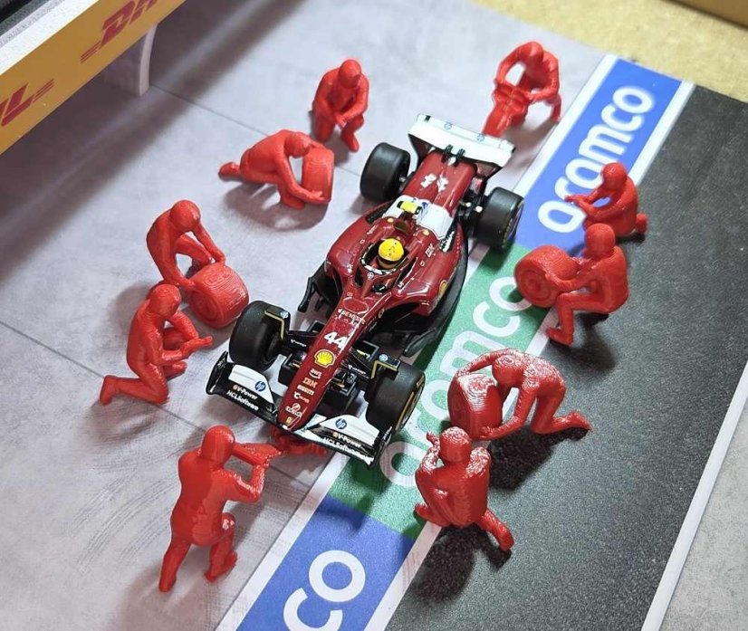 Figurky 1:43 - Mechanici Pit stop velká sada 10 ks - červená